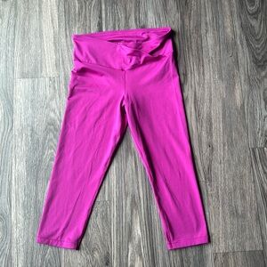 GapFit Sky High Rise Crossover Capri Leggings in Eclipse - Rose Pink Verbana M